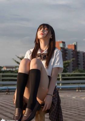 摸腿吻戏
